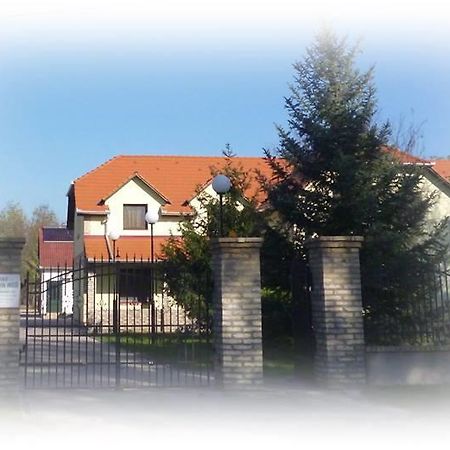Bed and Breakfast Kiraly Lovastanya Panzio à Janoshalma Extérieur photo
